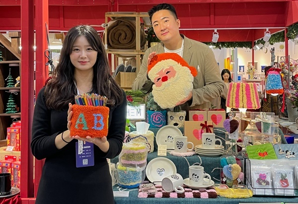 8일 오전, 서울 강남구에 위치한 코엑스 A홀에서 진행중인 '2023 홈·테이블데코페어'에서 현대백화점 직원들이 상품을 소개하고 있는 모습. ⓒ 파이낸셜데일리 / 현대백화점