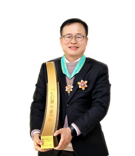 은탑산업훈장 수여받은 정호석 대표이사. ⓒ 파이낸셜데일리 / 싱그린FS