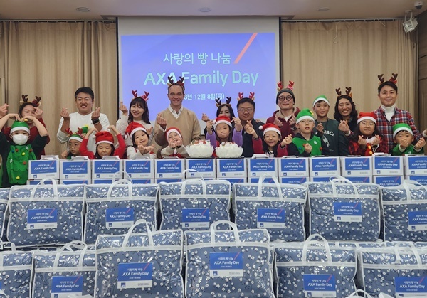 AXA(악사)손보, 등촌4종합사회복지관에서 크리스마스 케이크 및 방한용품 전달식 진행. ⓒ 파이낸셜데일리 / 악사손보