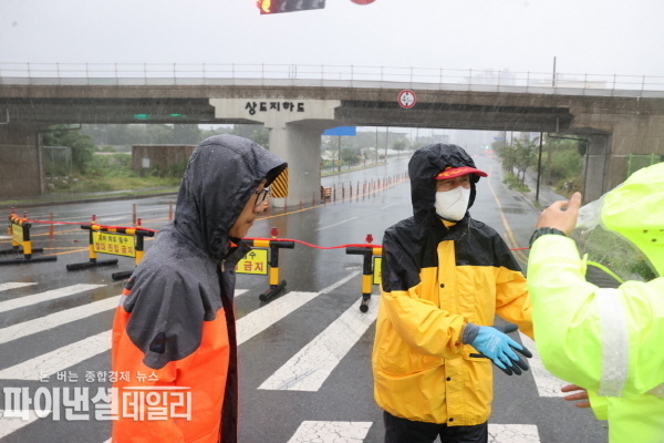 지난 8월 태풍 카눈 발생에 따라 이강덕 포항시장이 취약지 현장과 교통통제 구간을 점검하고 관계자들에게 철저한 대응을 지시하고 있다. ⓒ파이낸셜데일리/포항시