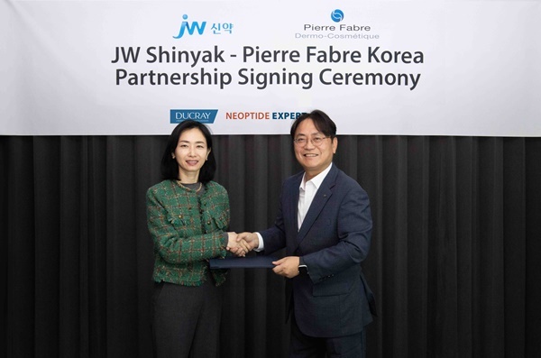 김용관 JW신약 대표이사(사진 오른쪽)와 전현진 피에르파브르 코리아 대표이사(사진 왼쪽)가 계약 체결 후 기념촬영을 하고 있다. ⓒ 파이낸셜데일리 / JW신약