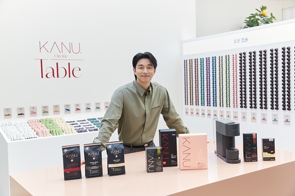 동서식품이 서울 성동구 성수동에 카누(KANU) 브랜드 팝업스토어 ‘카누 온 더 테이블’을 오픈했다. 카누 모델 공유가 팝업스토어에서 기념사진을 촬영하고 있다. ⓒ 파이낸셜데일리 / 동서식품