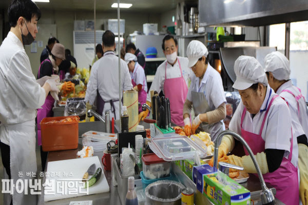 김장김치를 준비하고 있는 용인 원삼면 주민자치위원과 블루원 조리실 직원들ⓒ파이낸셜데일리/블루원