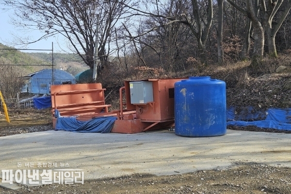 세륜기를 임대해 설치도 하지 않고 공사구간 한켠에 방치해 놓고 있는 실정 ⓒ파이낸셜데일리/박미화 기자