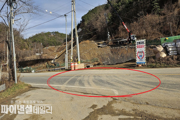 공사구간 주변 도로는 흙먼지로 엉망진창이 된 도로 ⓒ파이낸셜데일리/박미화 기자