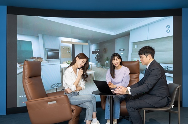한샘 매장에서 인테리어 전문가가 고객 상담을 진행하는 모습. ⓒ 파이낸셜데일리 / 한샘
