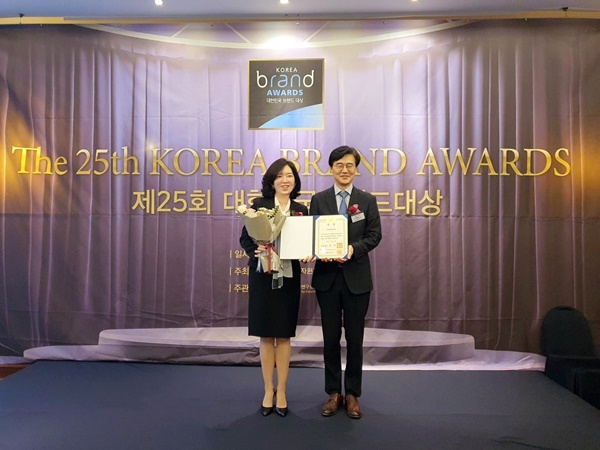 13일 노보텔 앰배서더 강남에서 진행한 제25회 대한민국브랜드대상 수상식에서 최우수상인 국무총리상을 수상한 양성회 하나투어 고객경험본부장(왼쪽)이 이재석 산업통상자원부 엔지니어링디자인과장(오른쪽)과 기념촬영을 하고 있다. ⓒ 파이낸셜데일리 / 하나투어