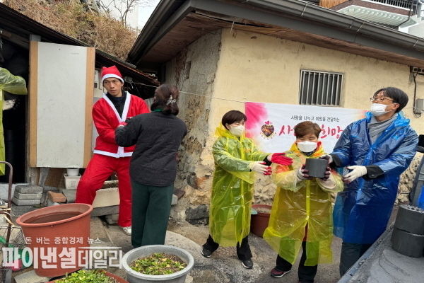관내 저소득 취약가구에 연탄을 직접 전달하며 연탄의 온기보다 더 따뜻한 사랑을 실천ⓒ파이낸셜데일리/영천시