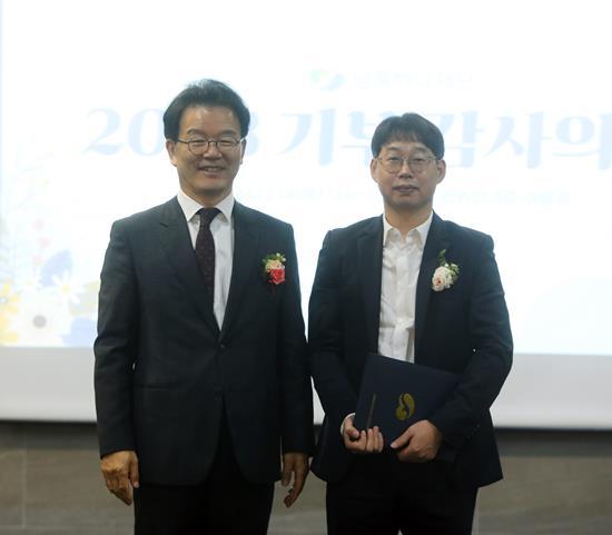 NS홈쇼핑이 남북하나재단의 ‘2023 기부감사의 날’ 행사에서 감사장을 받았다. 왼쪽 남북하나재단 조민호 이사장, 오른쪽 NS홈쇼핑 동반성장팀 유제성 팀장. ⓒ 파이낸셜데일리 / NS홈쇼핑