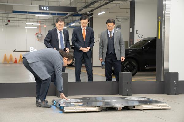 HL만도 MSTG 최성호 부사장(왼쪽 첫번째), HL만도 조성현 부회장(왼쪽 두번째), 산자부 방문규 장관(왼쪽 세번째), 로봇산업진흥원 손웅희 원장(오른쪽 첫번째) : 최성호 부사장이 주차로봇 '파키'를 설명하고 있다. ⓒ 파이낸셜데일리 / HL만도