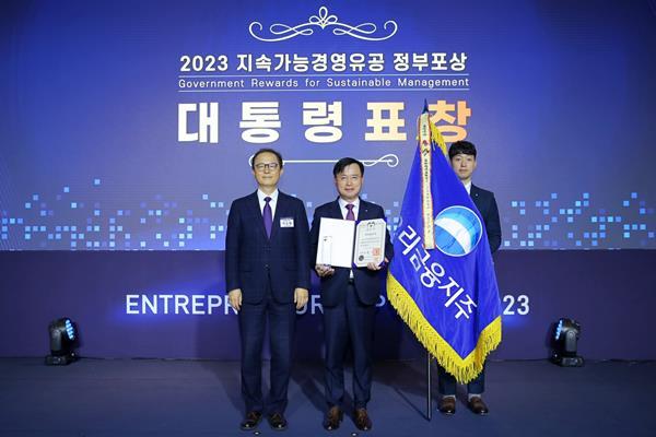 지난 14일 FKI타워에서 진행된 ‘2023 지속가능경영 유공 정부포상’시상식에서 (왼쪽부터) 산업통상자원부 이승렬 산업정책실장, 송윤홍 우리금융지주 부사장과 우리금융지주 관계자가 기념촬영을 하고 있다. ⓒ 파이낸셜데일리 / 우리금융그룹