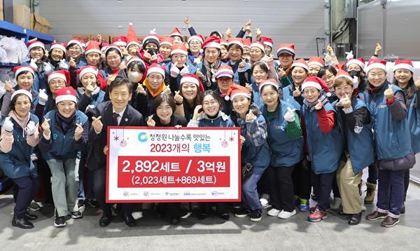 12월 15일 서울 성동구 서울잇다푸드뱅크센터에서 진행된 '청정원 나눌수록 맛있는 2023개의 행복' 행사에서 청정원봉사단이 나눔박스 제작 전 기념촬영을 하고 있다. 나눔박스엔 청정원 호밍스의 국탕류 제품 11종을 비롯해 멸치볶음 및 장조림 등 밑반찬, 간식류까지 18종이 담겼다. ⓒ 파이낸셜데일리 / 대상