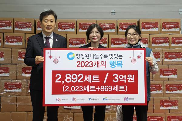12월 15일 서울 성동구 서울잇다푸드뱅크센터에서 진행된 '청정원 나눌수록 맛있는 2023개의 행복' 행사에서 (오른쪽부터)김경숙 대상 ESG경영실장, 조미숙 서울특별시 복지기획관, 김현훈 서울시사회복지협의회장이 기념촬영을 하고 있다. ⓒ 파이낸셜데일리 / 대상