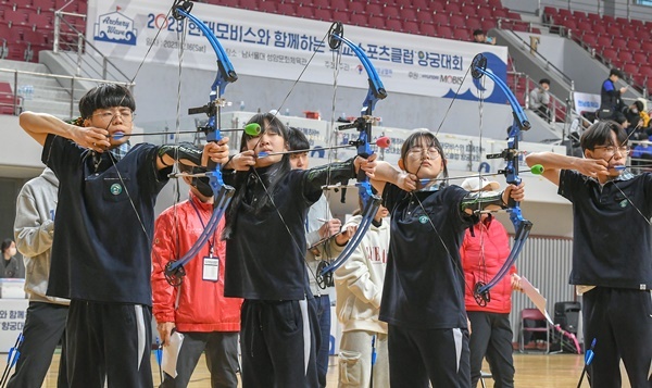 현대모비스가 지난 16일, 충남 천안에 위치한 남서울대학교에서 10개 학교, 200여 명이 참가한 가운데 ‘학교스포츠클럽 양궁대회’를 개최했다. 대회에 참가한 학생들이 힘차게 활시위를 당기고 있다. ⓒ 파이낸셜데일리 / 현대모비스