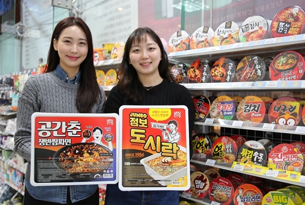 모델이 GS25의 점보라면 시리즈를 들고 포즈를 취하고 있다. ⓒ 파이낸셜데일리 / GS25