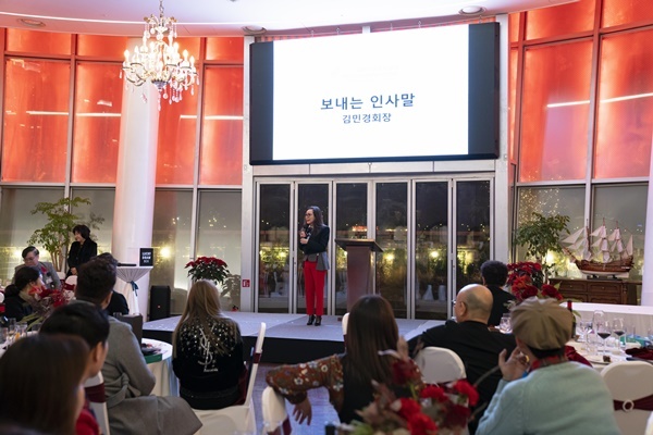 대한민국감성색채디자인협회 김민경 협회장이 인사말을 하고 있다. ⓒ 파이낸셜데일리 / 대한민국감성색채디자인협회
