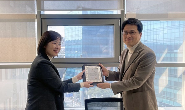 왼쪽부터 농협경제지주 김미정 부장, NS홈쇼핑 TV상품본부장 이완희 상무. ⓒ 파이낸셜데일리 / NS홈쇼핑