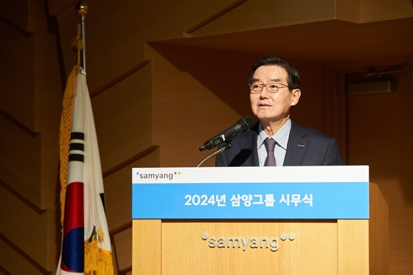 2일 판교 삼양디스커버리센터에서 열린 2024년 시무식에서 김윤 회장이 신년사를 발표하고 있다. ⓒ 파이낸셜데일리 / 삼양그룹