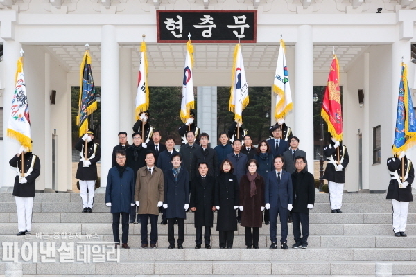 갑진년 새해를 맞아 영천 호국원을 방문해 신년 참배 ⓒ파이낸셜데일리/경북도의회