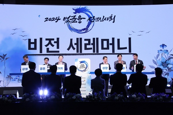 024년 범금융 신년인사회 주요 참석자들이 세레머니를 하고 있는 모습. (왼쪽부터) 정완규 여신금융협회장, 김철주 생명보험협회장, 조용병 은행연합회장, 서유석 금융투자협회장, 이병래 손해보험협회장, 오화경 저축은행중앙회장. ⓒ 파이낸셜데일리 / 은행연합회
