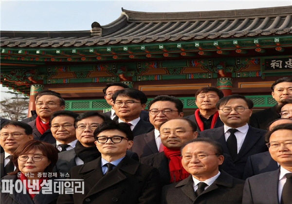최병욱 예비후보, 한동훈 비대위원장과 대구신암선열공원 참배 ⓒ파이낸셜데일리/국민의 힘