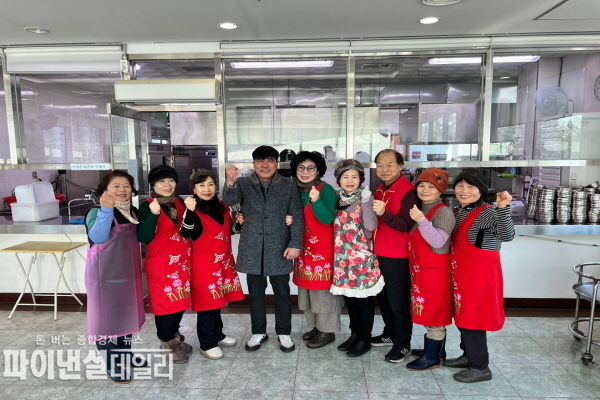 이영석 하양읍장은 급식 봉사활동 현장을 방문해 격려ⓒ파이낸셜데일리/경산시