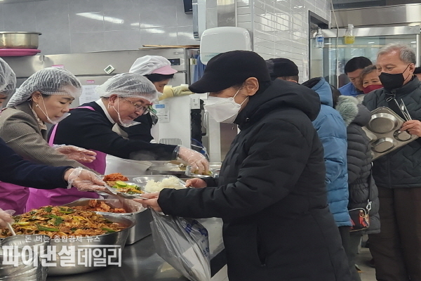 장상길 부시장 무료급식소 배식 봉사활동을 실시하고 관계자들을 격려ⓒ파이낸셜데일리/포항시