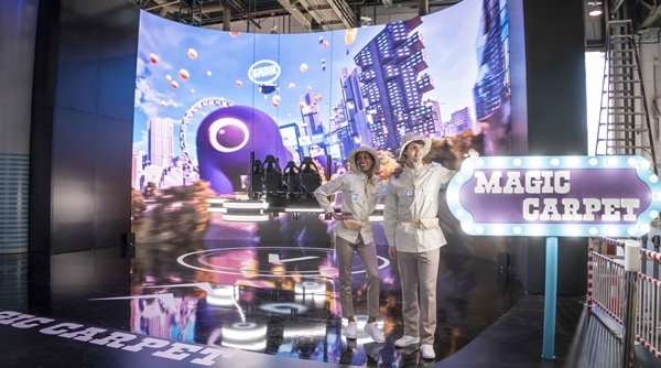 CES 2024 SK그룹 전시관에서 UAM을 형상화 한 ‘매직 카펫’에 탑승해 SKT의 AI 기반 친환경 미래교통체계를 체험하는 모습. ⓒ 파이낸셜데일리 / SKT