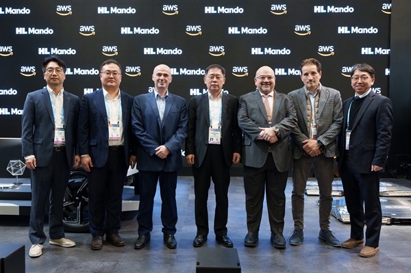 HL만도 조성현 부회장(왼쪽에서 네번째), AWS 야세르 알사이드 IoT 부문 부사장 (왼쪽에서 다섯번째), HL만도 배홍용 부사장(CTO, 오른쪽 첫번째). ⓒ 파이낸셜데일리 / HL만도