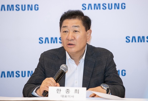 현지시간 9일 미국 라스베이거스 CES 2024 현장에서 열린 국내 기자간담회에서 삼성전자 한종희 대표이사 부회장이 기자들의 질문에 답변을 하는 모습. ⓒ 파이낸셜데일리 / 삼성전자