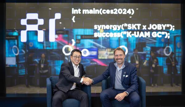 SKT 유영상 사장(사진 왼쪽), Joby Aviation 조벤 비버트(JoeBen Vevirt) CEO(사진 오른쪽)가 라스베이거스에서 열리는 CES 2024에 마련된 ‘SK ICT 패밀리 데모룸’에서 기념 촬영을 하고 있는 모습. ⓒ 파이낸셜데일리 / SKT