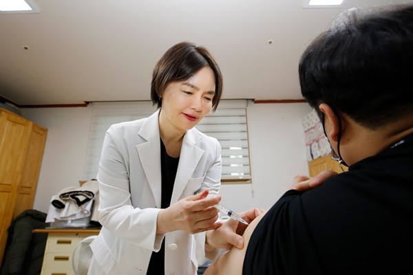 광동제약 비타민D 주사제 ‘비오엔주’ 기부 및 투여 봉사활동 장면. ⓒ 파이낸셜데일리 / 광동제약