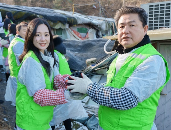 DB손해보험 정종표 사장(오른쪽)과 임직원 및 가족들이 지난 13일 서울시 강남구 구룡마을 일대에서 사랑의 연탄나눔 봉사활동을 펼치고 있다. ⓒ 파이낸셜데일리 / DB손해보험