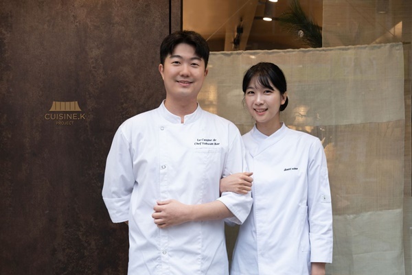 서울 강남구 소재의 ‘퀴진케이 팝업 레스토랑’을 네 번째로 운영하는 ‘DOORI’팀 (왼쪽부터 배요환 셰프, 이효재 매니저). ⓒ 파이낸셜데일리 / CJ제일제당