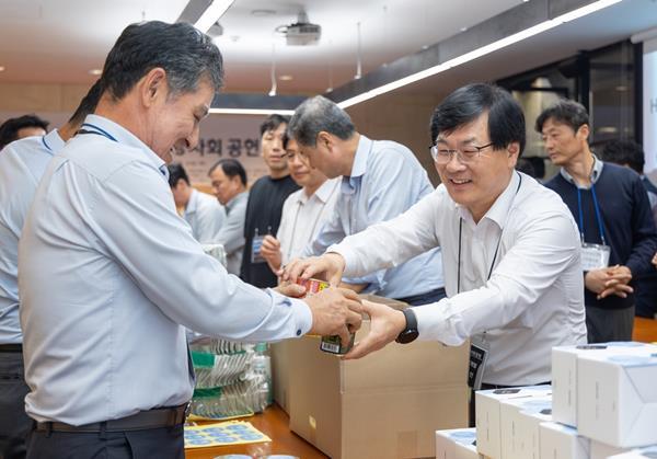 HDC현대산업개발은 올해에도 협력사에 금융, 기술 등 다양한 지원을 통해 협력사와의 상생협력을 강화한다. 사진은 지난해 10월, 우수 협력사 대표단과 함께한 ‘HDC Partners 사회공헌’ 행사에 참석한 김회언 HDC현대산업개발 대표이사(사진 오른쪽)와 세아건설 황기만 대표이사(사진 왼쪽). ⓒ 파이낸셜데일리 / HDC현대산업개발