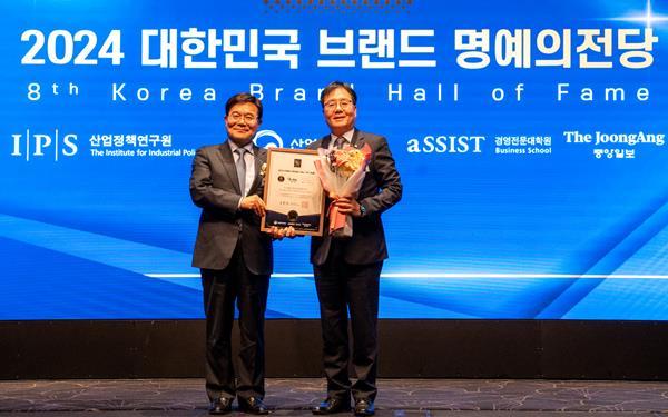 S-OIL은 25일 개최된 ‘2024 대한민국 브랜드 명예의 전당’ 시상식에서 6년 연속 주유소 부문에서 1위에 선정되었다. S-OIL 이영호 영업전략부문장(오른쪽), 산업정책연구원 박기찬 원장(왼쪽). ⓒ 파이낸셜데일리 / S-OIL