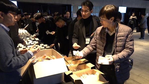 신한투자증권 임원 및 부점장들이 자가발전 손전등 키트를 수령하고 있다. ⓒ 파이낸셜데일리 / 신한투자증권