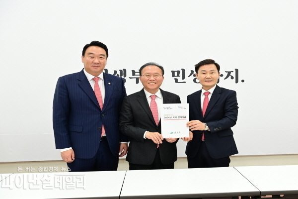 윤재옥 국민의힘 원내대표와 정희용 국회의원, 이남철 고령군수 ‘달빛철도 건설을 위한 특별법’이 마침내 국회 본회의를 통과ⓒ파이낸셜데일리/고령군