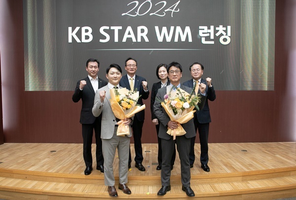 (뒷줄 좌측부터) 오승원 KB라이프파트너스 대표이사 사장, 이환주 KB라이프생명 대표이사 사장, 이재옥 KB증권 리테일사업총괄본부장, 장연수 KB국민은행 WM고객그룹 대표가 임명 배지를 받은 이재현 KB STAR WM, 황근하 KB STAR WM(앞줄 좌측부터)과 함께 기념사진을 촬영하고 있다. ⓒ 파이낸셜데일리 / KB라이프생명