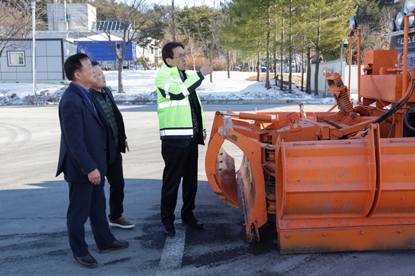 함진규 한국도로공사 사장(왼쪽에서 3번째)이 강릉지사를 방문해 제설상황을 점검하고 있다. ⓒ 파이낸셜데일리 / 한국도로공사