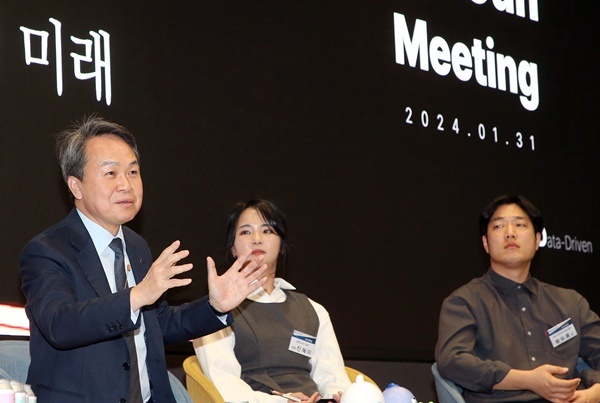 신한금융그룹(회장 진옥동)은 31일 오후 서울 중구에 위치한 신한금융 본사에서 진옥동 회장과 AI, Data 담당 실무자들이 함께 그룹의 디지털 전환을 논의하기 위한 『AD(AI/Data) 캔미팅』을 진행했다고 1일 밝혔다. 이날 행사에 참석한 (사진 왼쪽)진옥동 신한금융그룹 회장이 직원들과 함께 이야기를 나누고 있다. ⓒ 파이낸셜데일리 / 신한금융그룹 