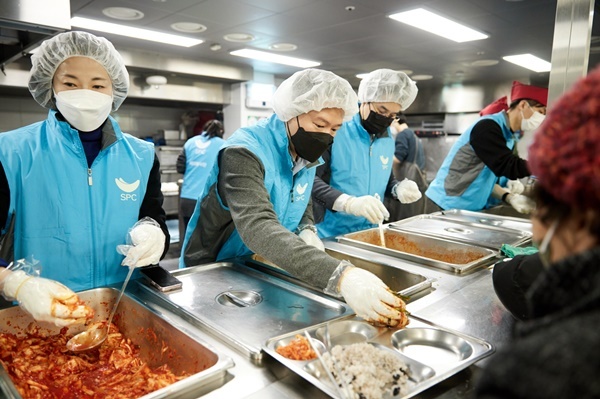31일 경기 성남에 위치한 노숙인 무료 급식소 ‘안나의집’에서 허희수 SPC그룹 부사장(왼쪽에서 두번째)과 임직원들이 배식 봉사활동을 진행하고 있다. ⓒ 파이낸셜데일리 / SPC