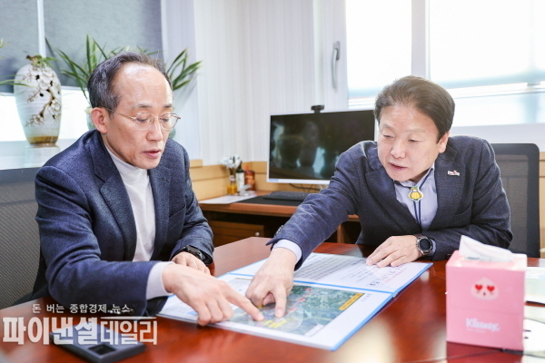 지난 31일 이병환 성주군수는 국회의원인 추경호 의원((전)경제부총리 겸 기획재정부 장관)을 만나 적극적인 협력을 요청했다. ⓒ파이낸셜데일리/성주군