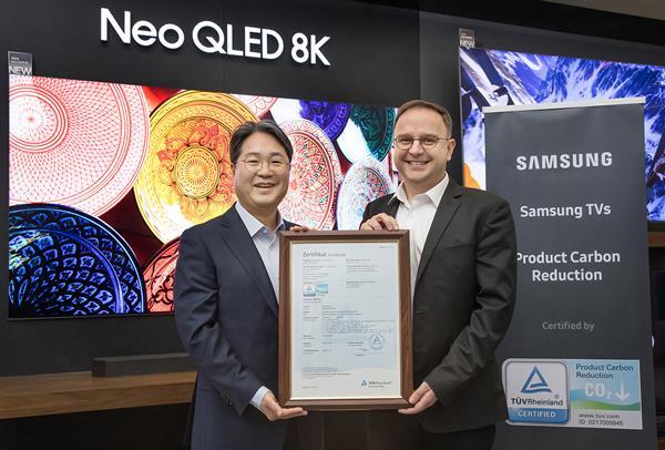 삼성전자 영상디스플레이사업부 김용재 부사장(왼쪽)과 'TUV 라인란드(TÜV Rheinland)' 프랭크 홀즈만(Frank Holzmann) 전기전자부문 글로벌 부사장(오른쪽)이 '탄소 저감' 인증 수여식에서 기념 촬영을 하고 있다. ⓒ 파이낸셜데일리 / 삼성전자