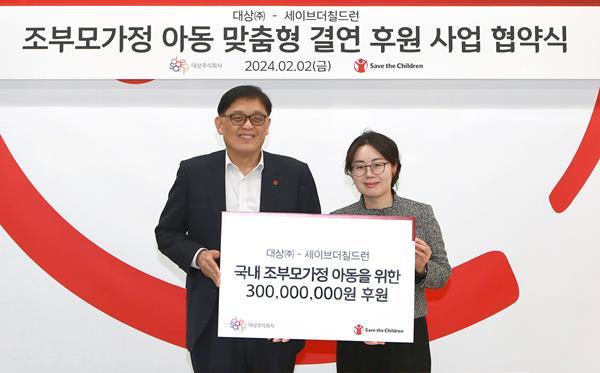 지난 2일 서울 마포구 세이브더칠드런 본사에서 열린 ‘조부모 가정 아동 맞춤형 후원 사업 협약식’에서 김경숙 대상㈜ ESG경영실장(오른쪽)과 정태영 세이브더칠드런 총장(왼쪽)이 기념촬영을 하고 있다. ⓒ 파이낸셜데일리 / 대상
