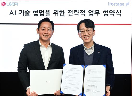 LG전자는 최근 서울 여의도 LG트윈타워에서 AI 기술 개발 및 서비스 기업인 업스테이지와 ‘온디바이스 AI 기술 개발 협력’을 위한 업무협약(MOU)을 체결했다. 왼쪽부터 업스테이지 최홍준 부사장, LG전자 공혁준 IT CX담당. ⓒ 파이낸셜데일리 / LG전자