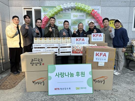 (왼쪽부터) 이용탁 피플블라썸 대표, 성민수 대표, 정성휘 홍두당 대표, 박상용 피에스피에프앤디 대표, 이영채 지호 대표, 부청하 상록보육원장, 심정훈 정진푸드 대표, 서진원 인푸드 대표, 김현석 진아티앤피 대표. ⓒ 파이낸셜데일리 / 한국프랜차이즈協