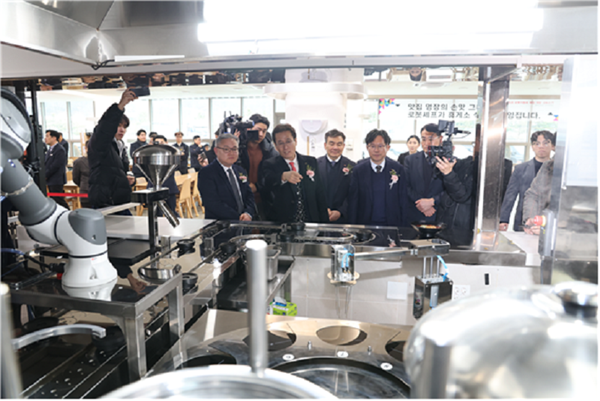 7일(수), 문막(인천방향)휴게소에서 함진규 한국도로공사 사장(왼쪽2번째)이 로봇셰프가 조리하는 모습을 보고 있다. ⓒ 파이낸셜데일리 / 한국도로공사