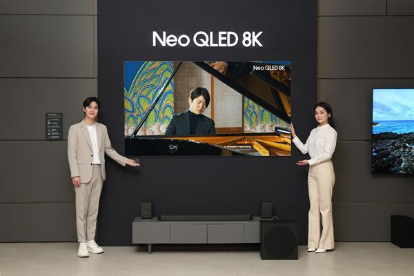 삼성전자 모델이 삼성스토어 대치점에서 Neo QLED 8K TV로 파이니스트 조성진의 8K 라이브 연주 영상을 감상하고 있다. ⓒ 파이낸셜데일리 / 삼성전자