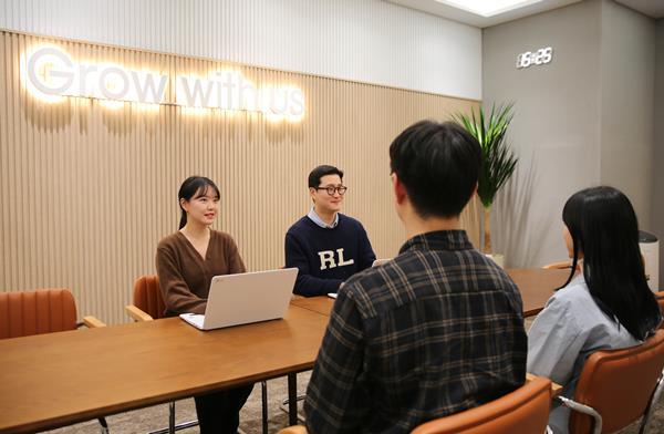 GS25 그롱면접관들이 실무진 면접을 보고 있는 연출 이미지. ⓒ 파이낸셜데일리 / GS25